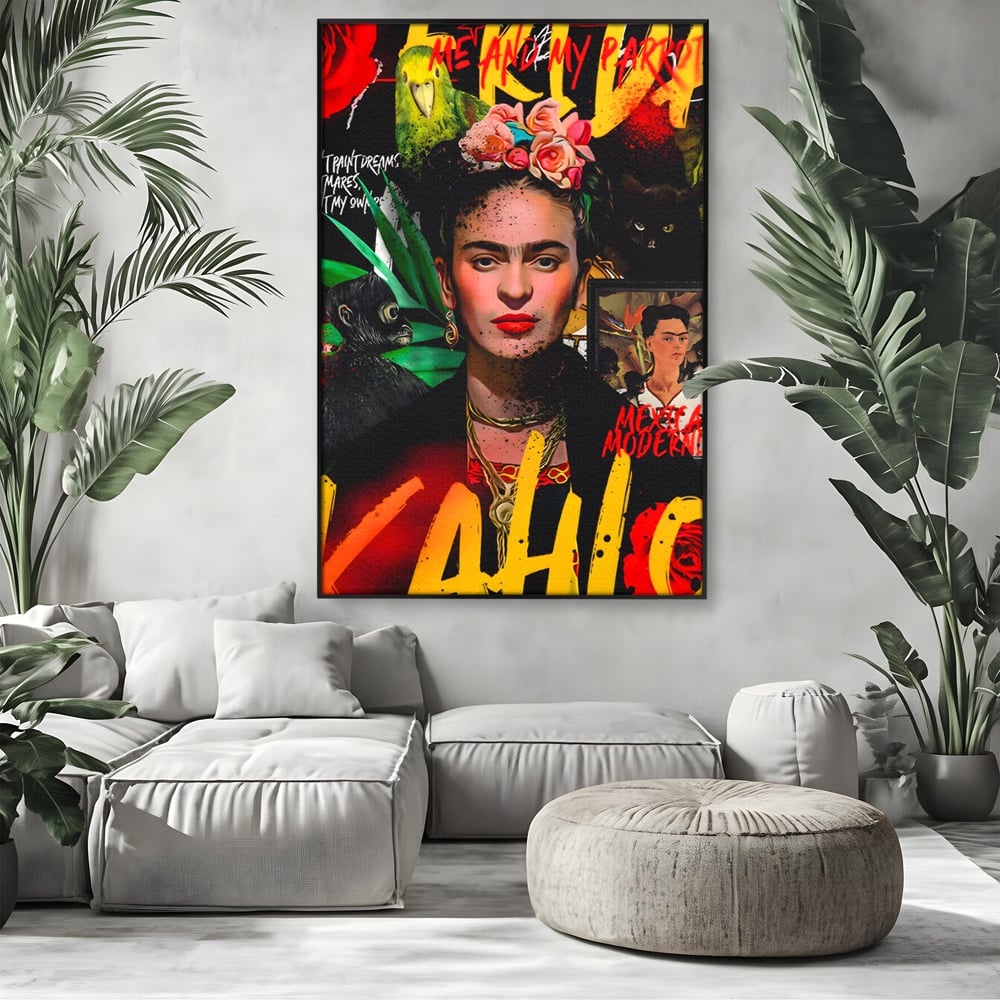 Tablou canvas cu tablou canvas portret frida kahlo, in rama de aluminiu negru, pe perete intr-un living